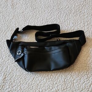 NWOT Amazon Essetials Sleek Black Faux Leather Crossbody Fanny Pack Belt Bag
